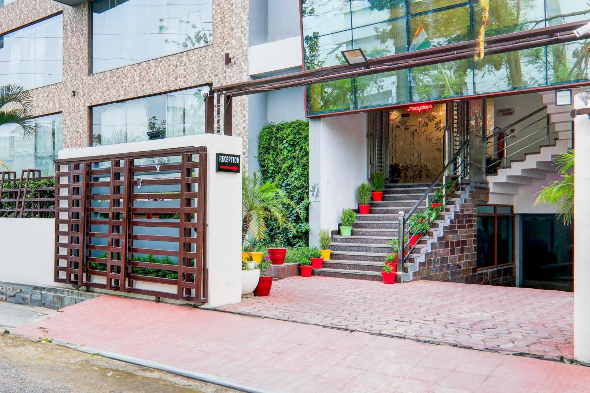 Townhouse Sakura Hotel ลัคเนา ภายนอก รูปภาพ