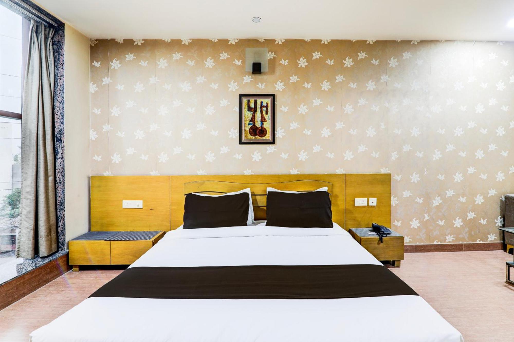 Townhouse Sakura Hotel ลัคเนา ภายนอก รูปภาพ