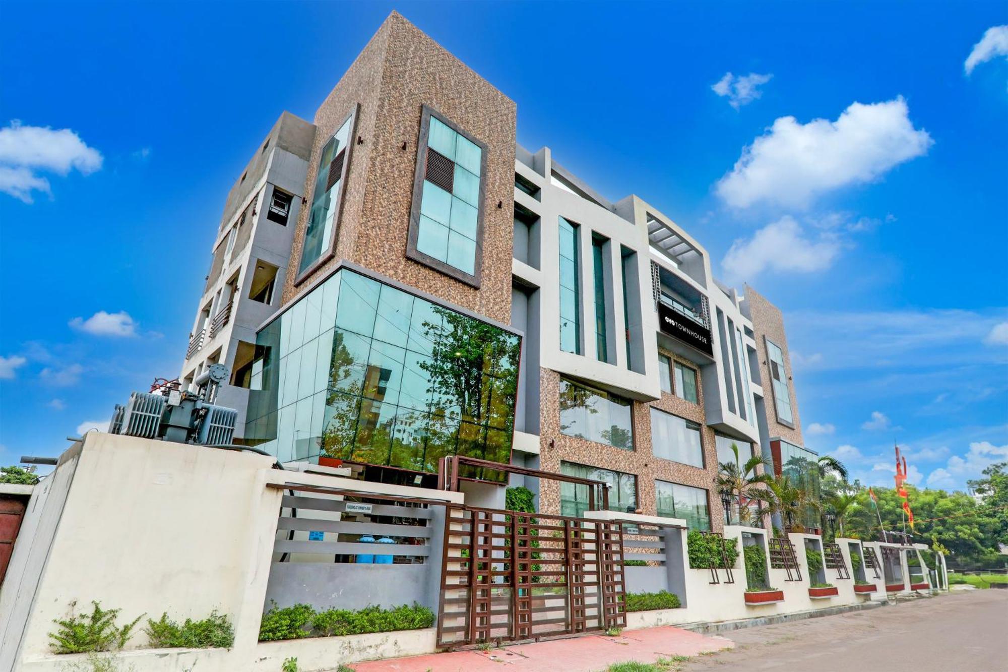 Townhouse Sakura Hotel ลัคเนา ภายนอก รูปภาพ