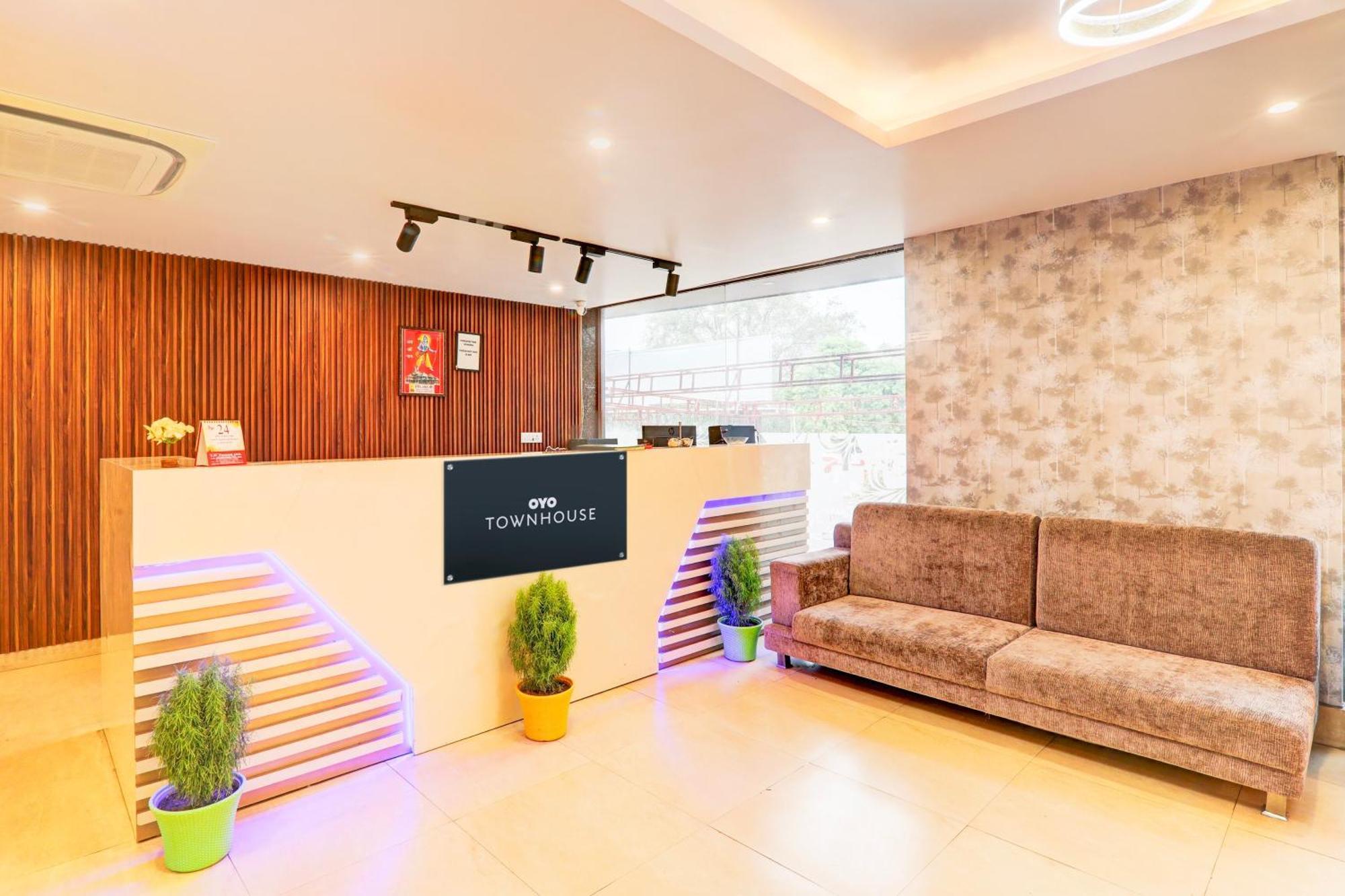 Townhouse Sakura Hotel ลัคเนา ภายนอก รูปภาพ