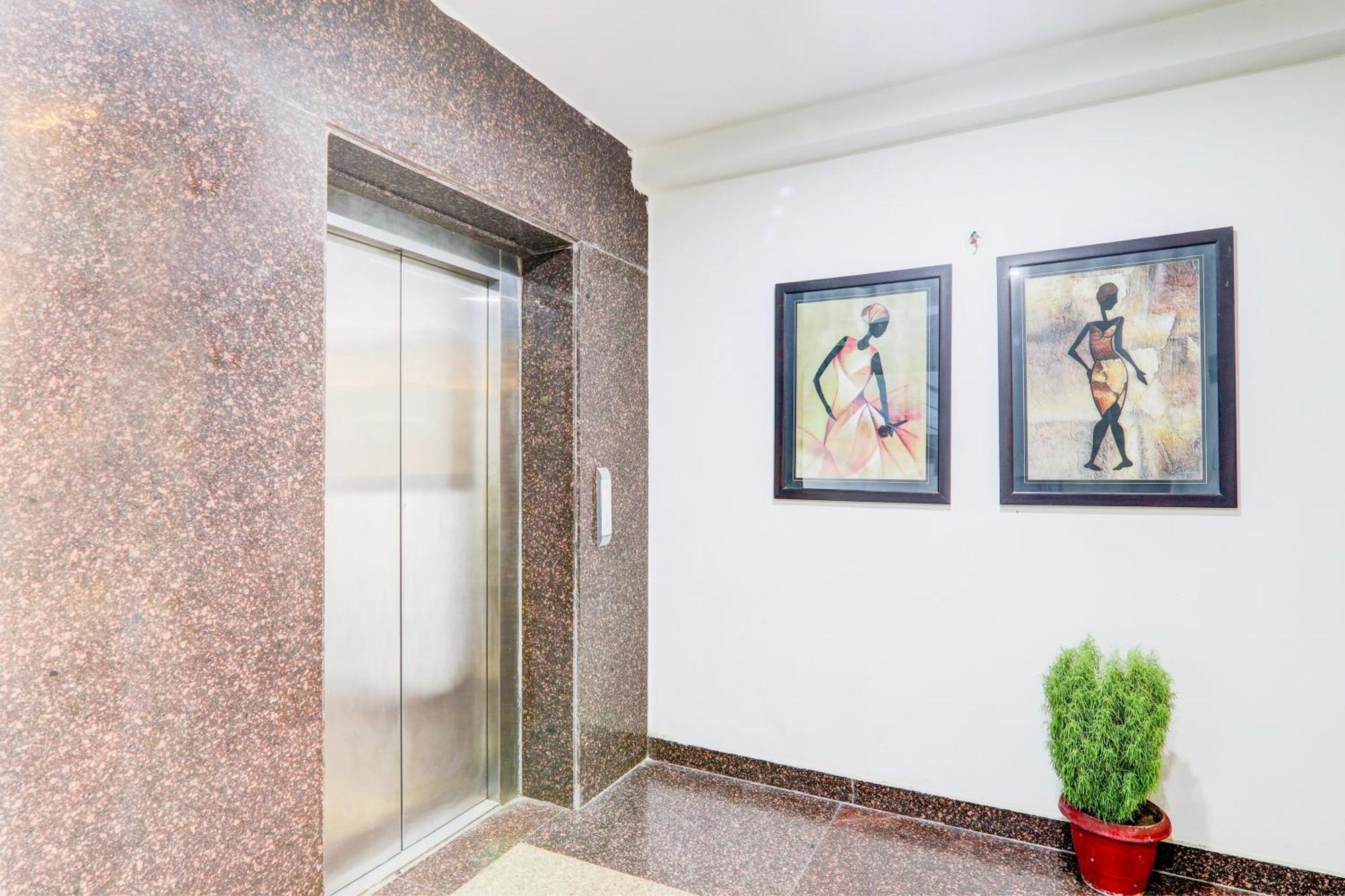 Townhouse Sakura Hotel ลัคเนา ภายนอก รูปภาพ